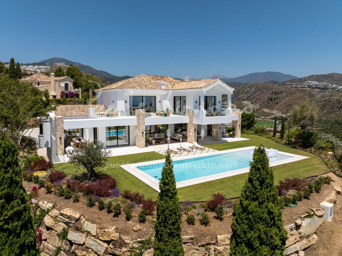 Villa de nueva construcción ubicada en una parcela elevada en La Quinta
