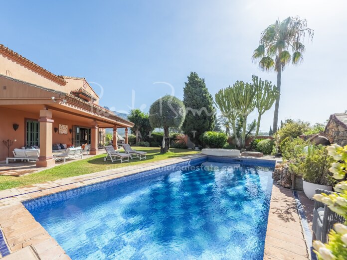 Bohemian-style villa in a prime location in Nueva Andalucía