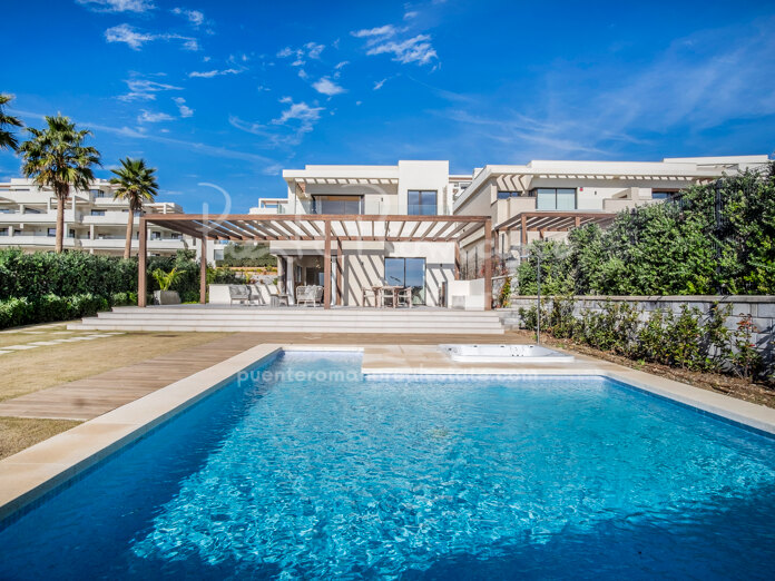 Chalet adosado en primera línea de playa con vistas inigualables al mar