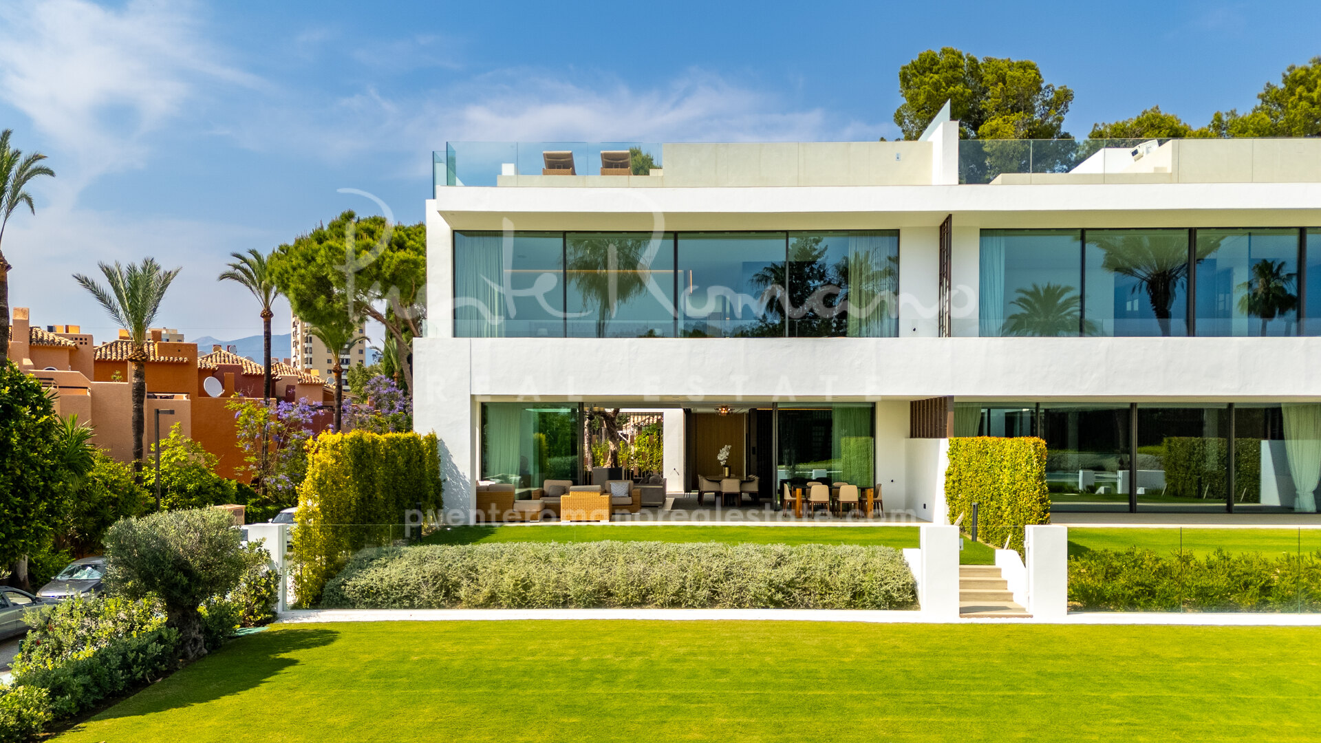 Contemporary semi-detached villa with amazing rooftop with pool and views in Vilas 6, Nueva Andalucía