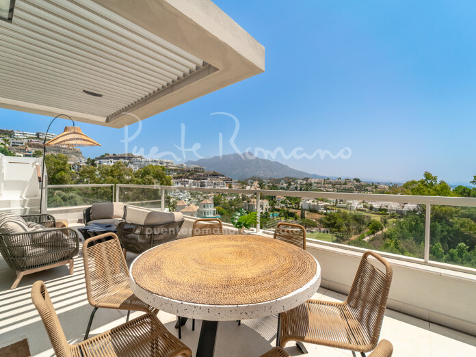 Modern duplex penthouse next to the golf course with spectacular views in La Quinta
