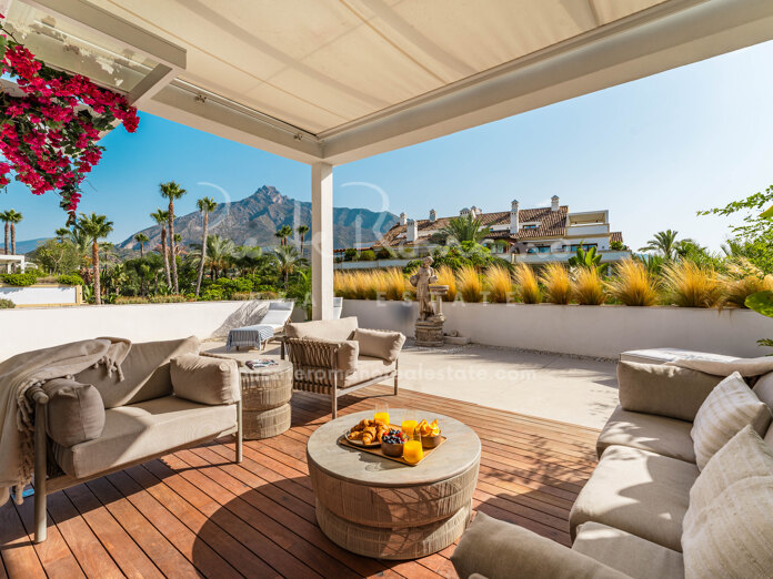 Beautiful duplex penthouse in the exclusive community of Lomas del Rey
