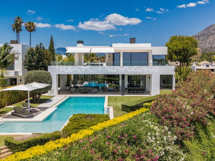 Magnífica villa en una comunidad cerrada en Las Lomas de Marbella Club