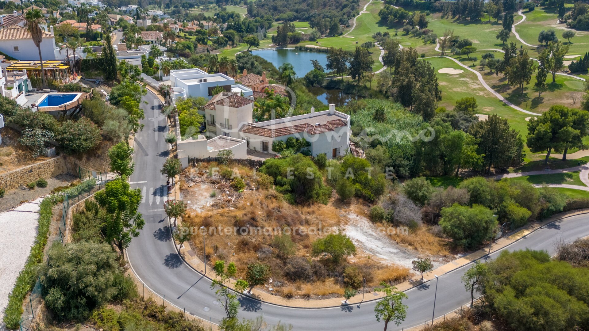 Parcela en primera línea de golf en una urbanización con seguridad 24 horas