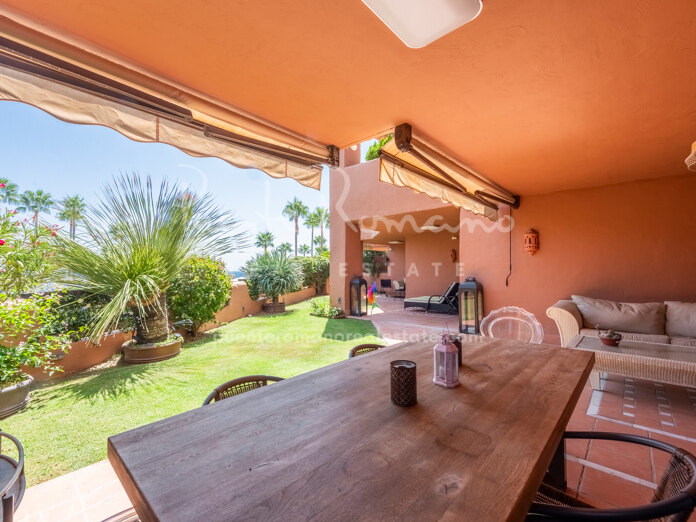 Enormous beachfront luxury apartment with sea views and private garden in Mar Azul, New Golden Mile