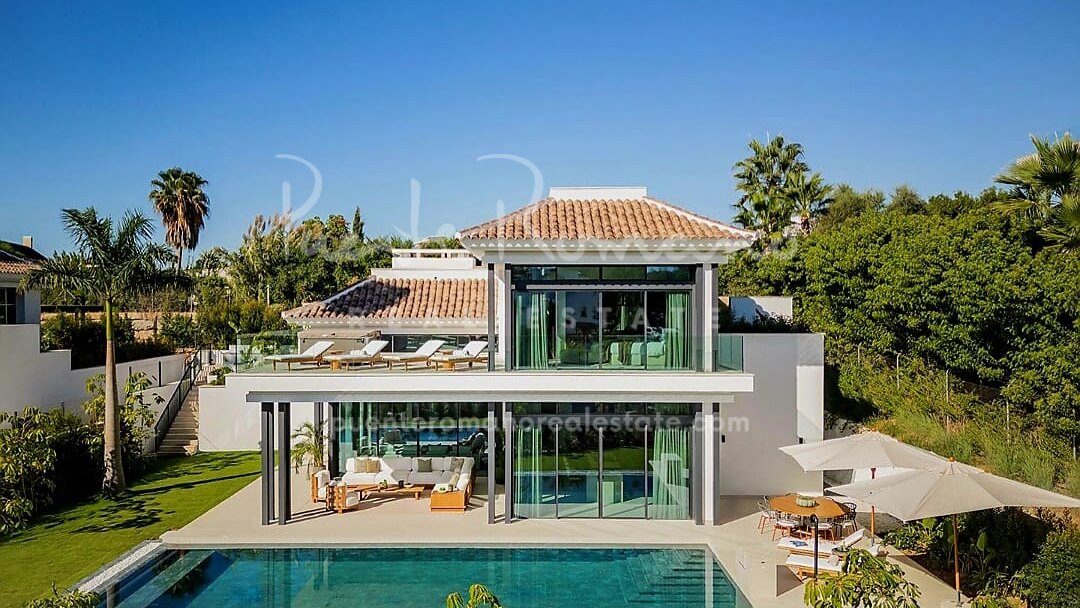 Villa de estilo mediterráneo moderno en una ubicación prestigiosa cerca del resort Puente Romano y la playa