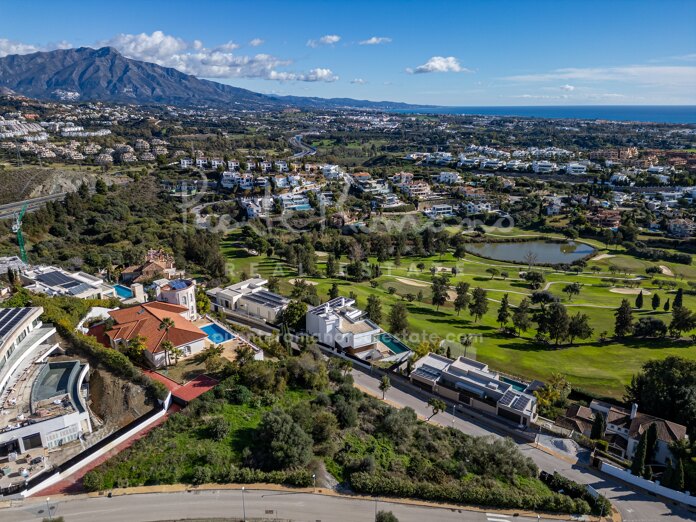 Outstanding plot in La Alquería: panoramic sea, lake, mountaing and golf views – among the very last available