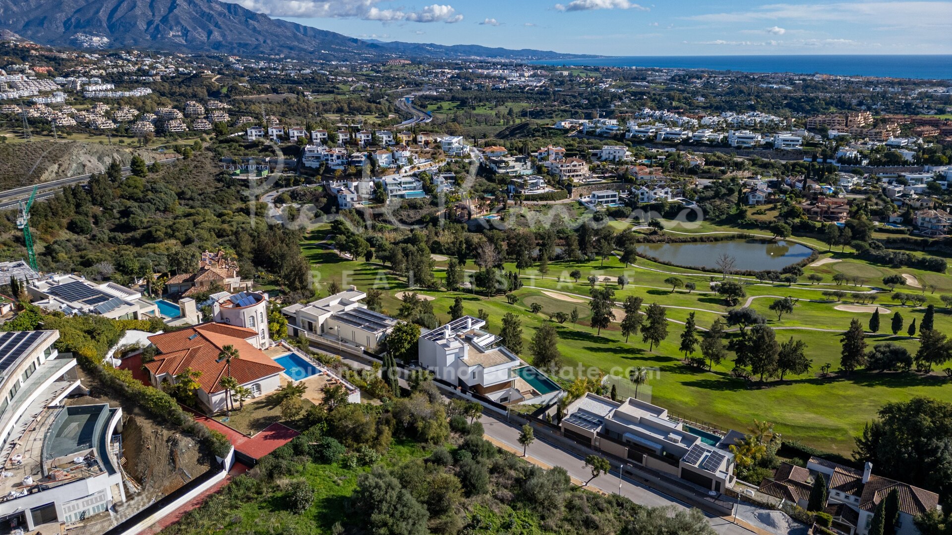 Parcela excepcional en La Alquería: vistas panorámicas al mar, lago, montaña y golf – entre las últimas disponibles.