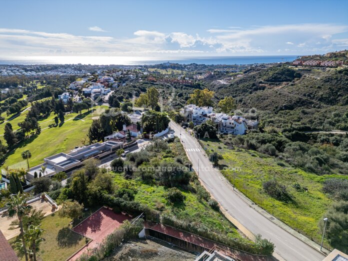 Outstanding plot in La Alquería: panoramic sea, lake, mountaing and golf views – among the very last available