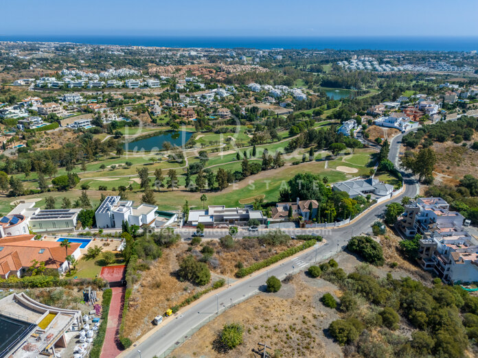 Outstanding plot in La Alquería: panoramic sea, lake, mountaing and golf views – among the very last available