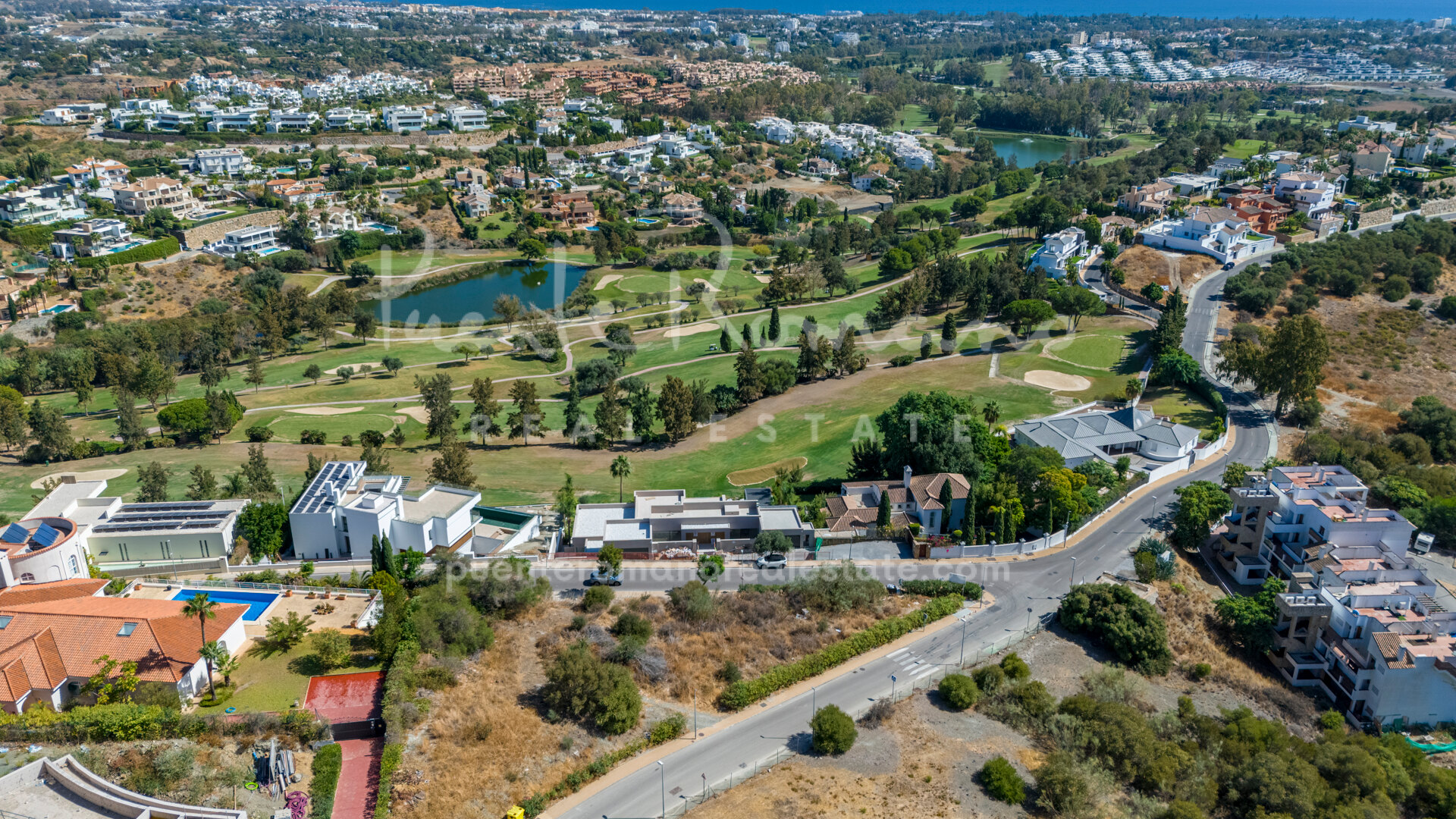 Parcela excepcional en La Alquería: vistas panorámicas al mar, lago, montaña y golf – entre las últimas disponibles.