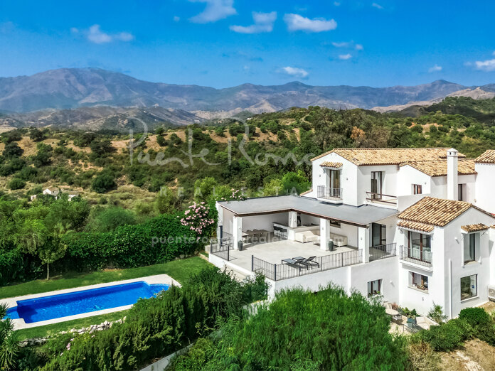 Impresionante villa andaluza con increíbles vistas al mar, lago y montaña