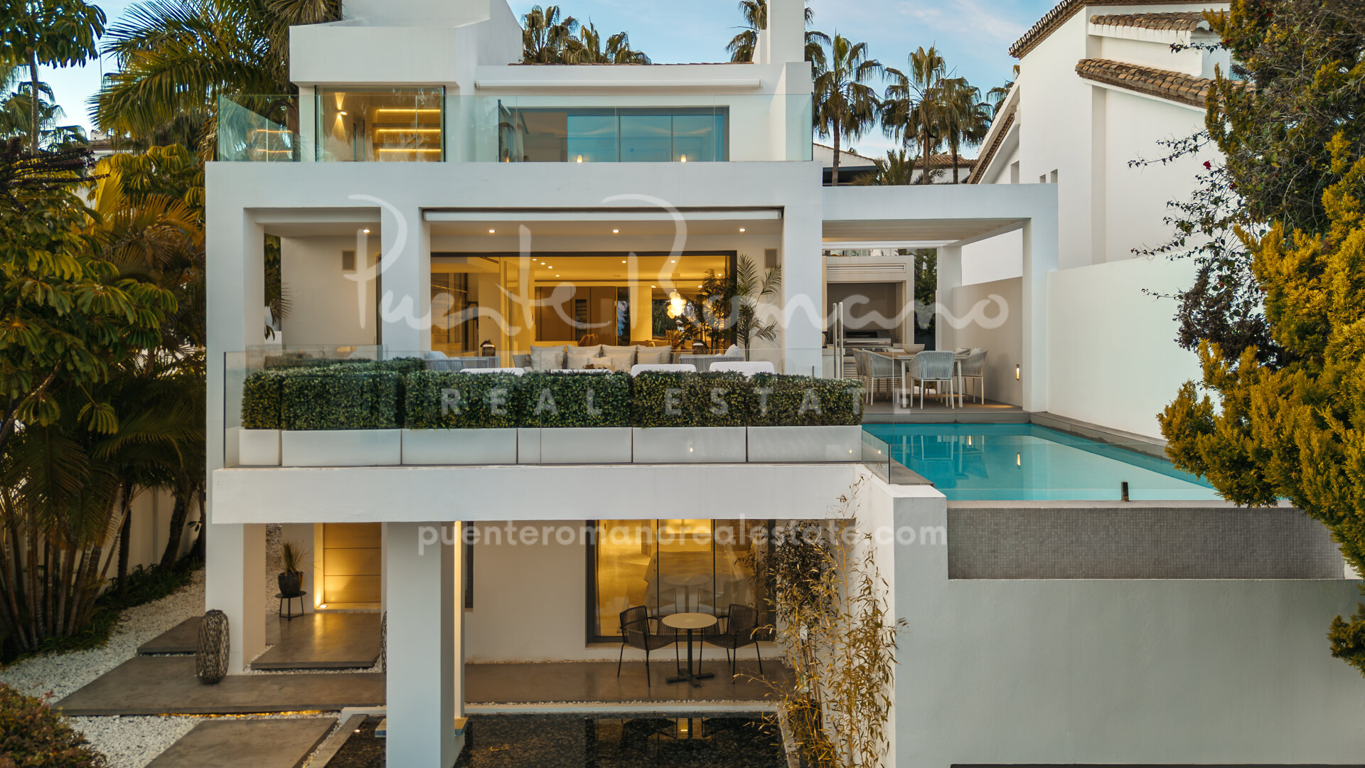 Stunning modern villa on the second line to the beach in Puente Romano
