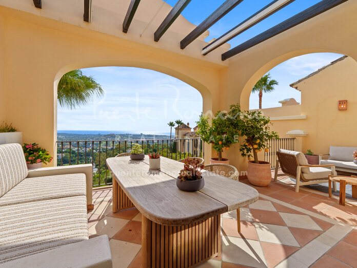 Ático con vistas panorámicas al mar Mediterráneo en La Quinta