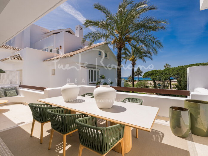 Sophisticated apartment with sea views in Palm Beach, Marbella East