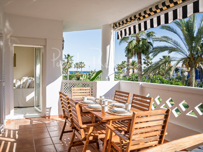 Apartamento con vistas al mar en una comunidad frente al mar Playa Rocio en Puerto Banús