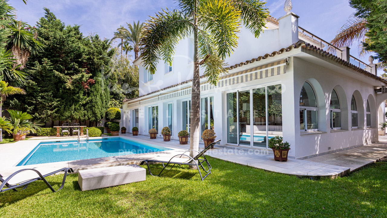 Villa moderna ofreciendo privacidad y fácil acceso a La Playa de Los Monteros