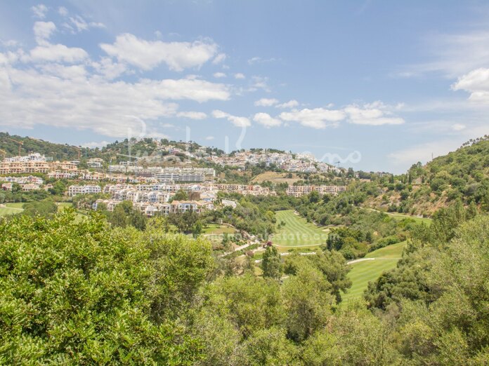 Peaceful plot in Puerto del Almendro, Benahavís with prime orientation and development potential