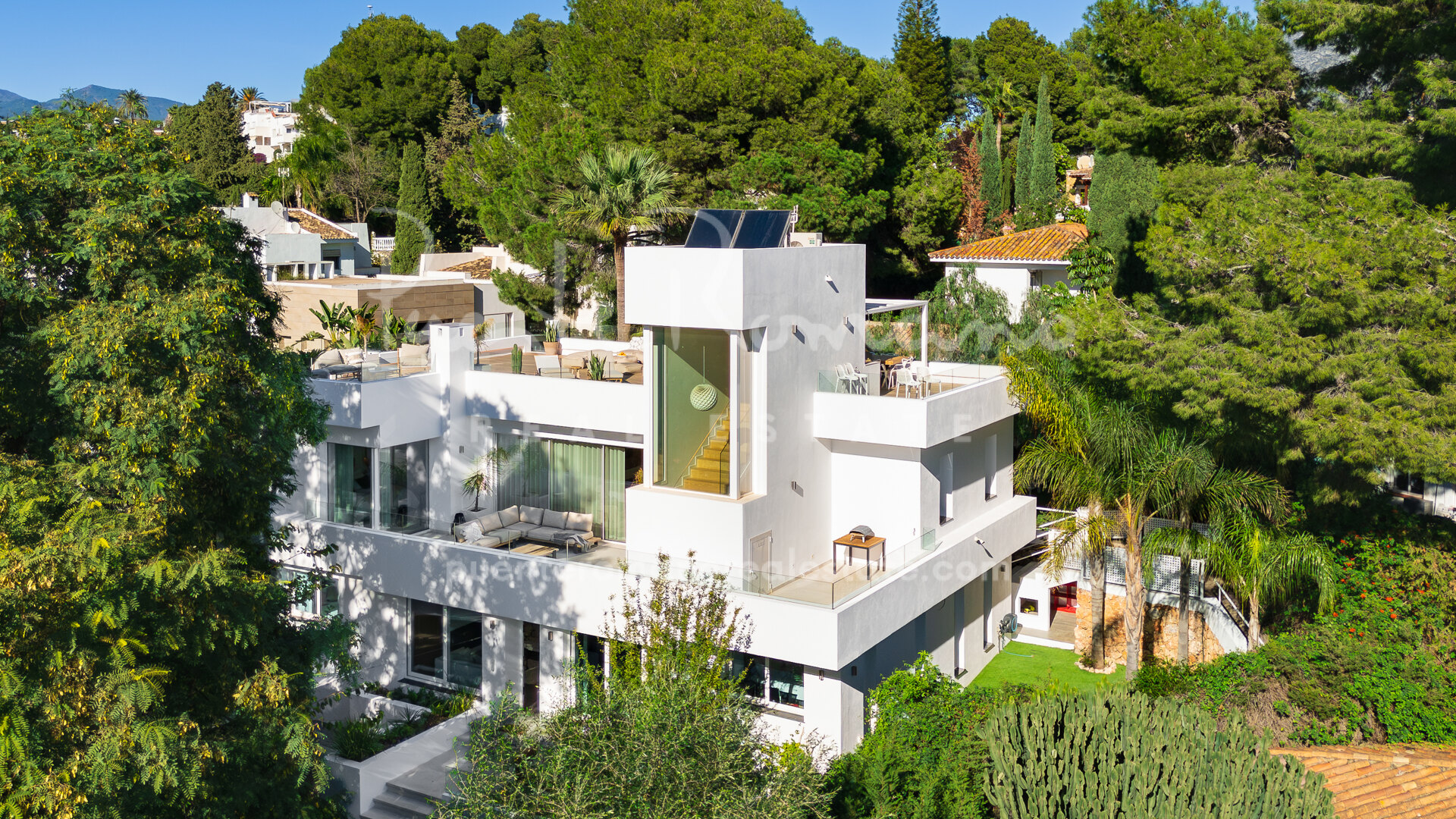Stylish modern family villa in Nueva Andalucía close to amenities