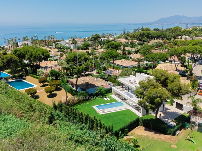 Exclusiva villa de lujo en Los Monteros a solo unos pasos de las mejores playas de Marbella