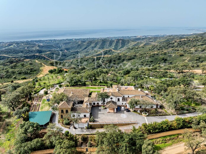 Spectacular estate with wonderful views of the sea, the mountains, and the coast of Africa