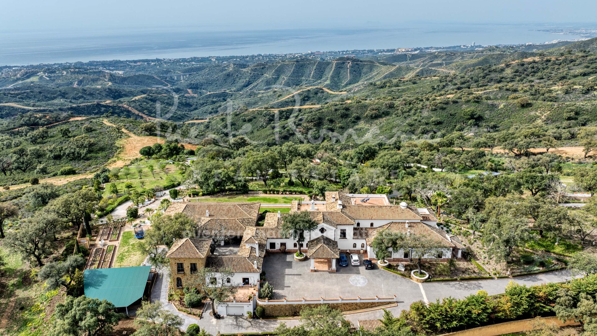 Spectacular estate with wonderful views of the sea, the mountains, and the coast of Africa