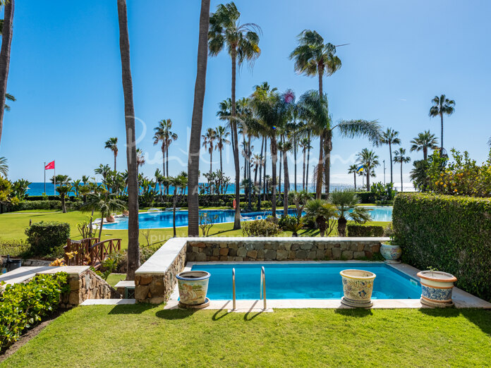 Front line beach apartment with sea views and private pool in Los Granados II
