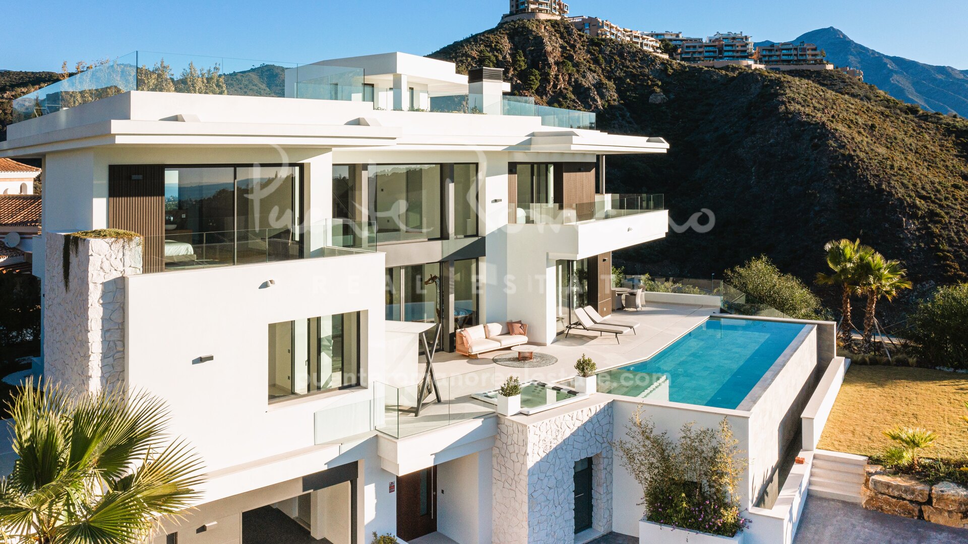 Modern villa with panoramic views in Las Lomas de la Quinta