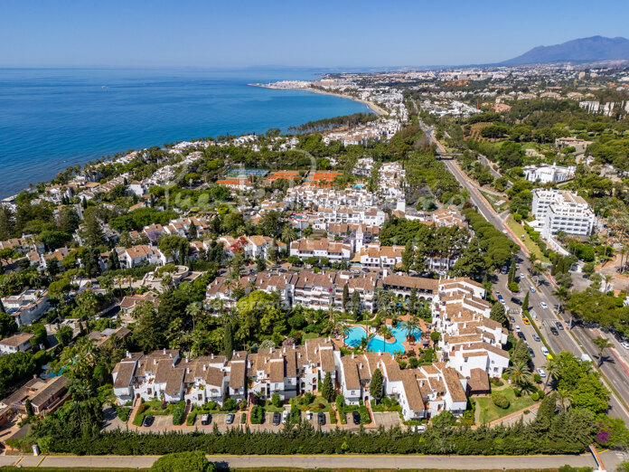 Beachside ground floor apartment in the prestigious community of Puente Romano Phase II