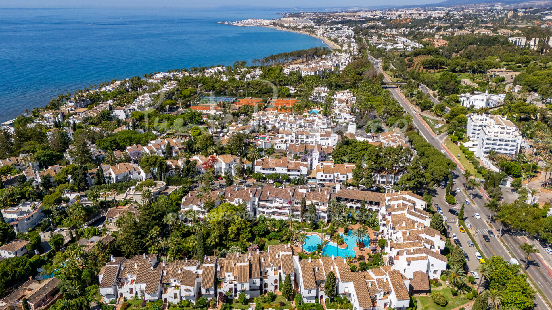 Beachside ground floor apartment in the prestigious community of Puente Romano Phase II