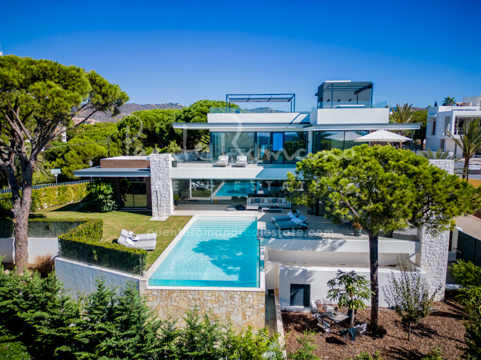 Espectacular villa contemporánea junto a la playa en Marbesa, una de las zonas más cotizadas de Marbella Este