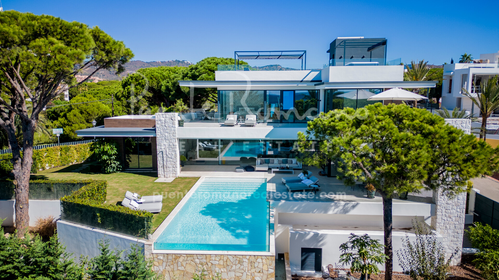 Espectacular villa contemporánea junto a la playa en Marbesa, una de las zonas más cotizadas de Marbella Este