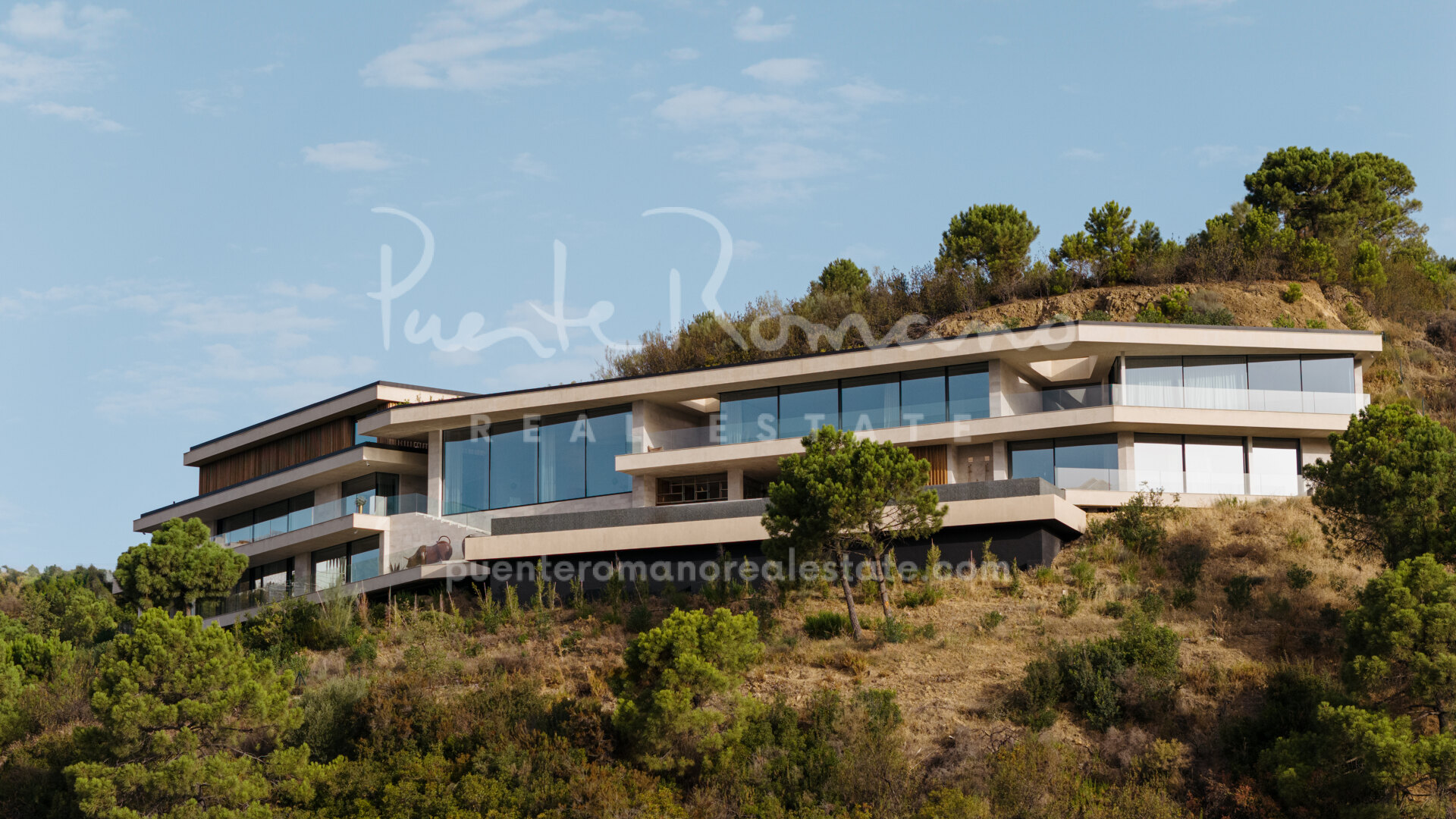 Impressive villa with panoramic open views to the Sea and mountains