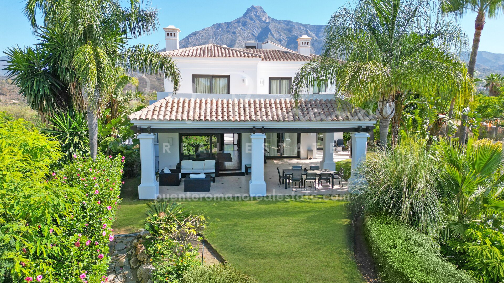 Elegante villa de lujo orientada al sur en Las Lomas de Magna Marbella