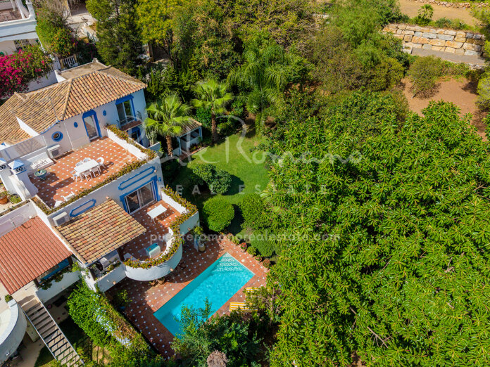 Casa Silvia: Villa pareada de estilo mediterráneo con gran potencial, jardín privado y piscina en Marbella Hill Club