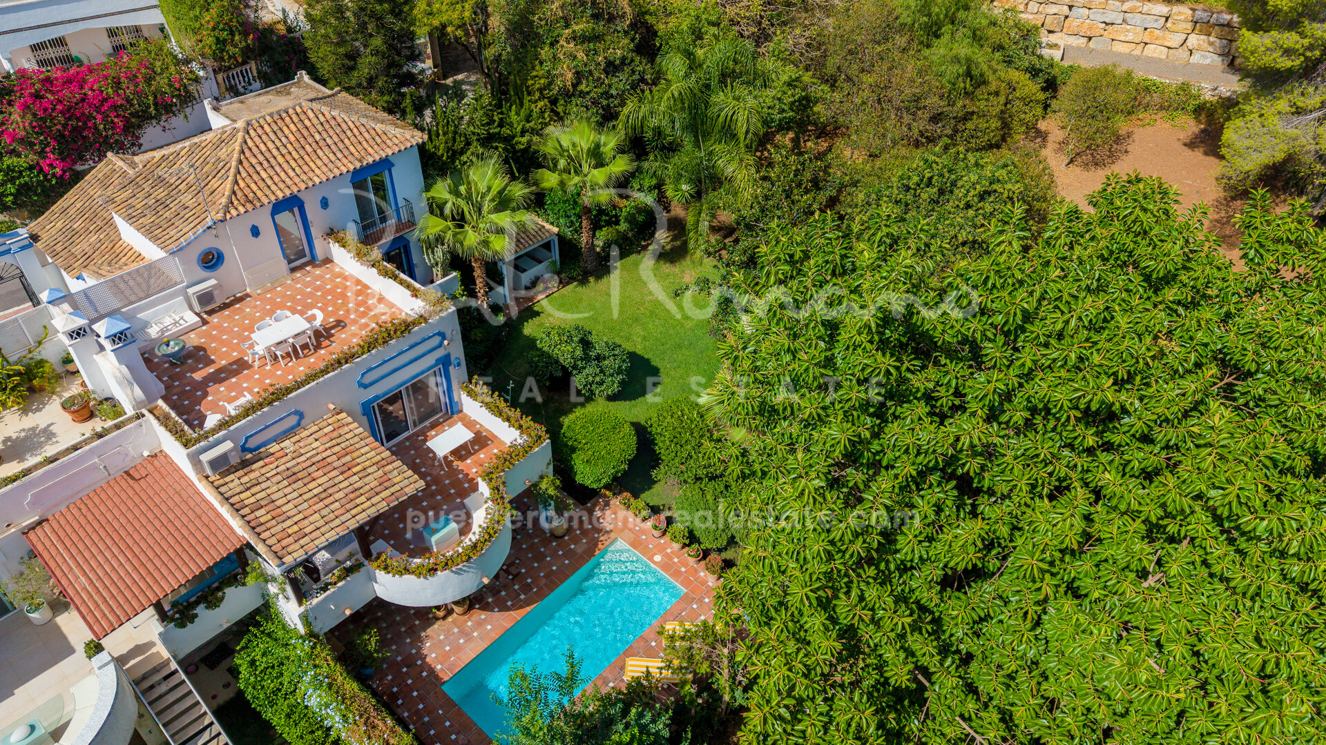 Casa Silvia: Mediterranean-style semi-detached villa with great potential, private garden and pool in Marbella Hill Club