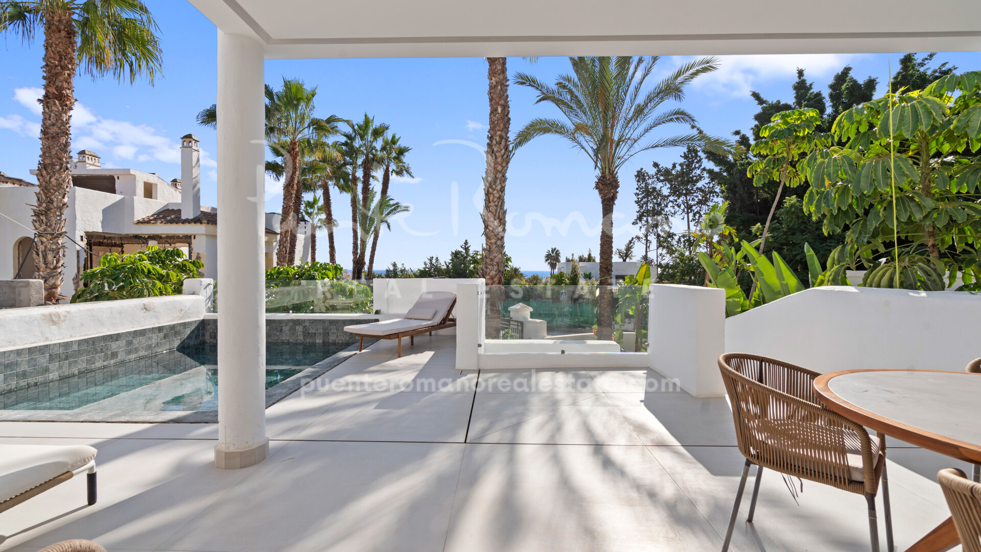 Duplex apartment with private pool close to amenities in El Paraíso, Estepona