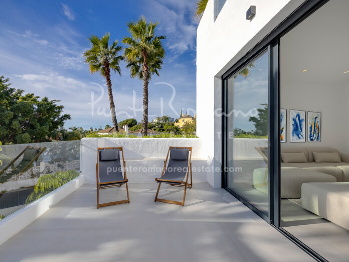 Duplex penthouse with sea views and close to amenities in El Paraíso, Estepona