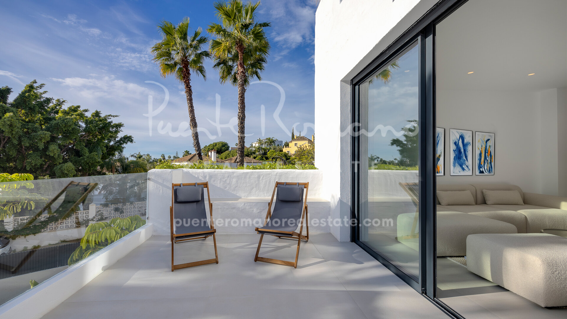 Duplex penthouse with sea views and close to amenities in El Paraíso, Estepona