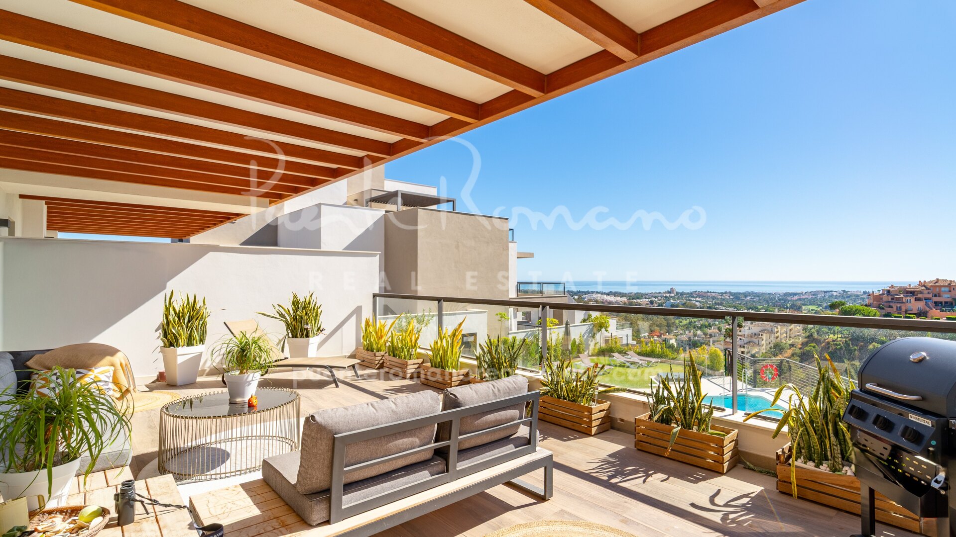 Apartment with panoramic sea and mountain views in Marbella Lake, in Nueva Andalucía