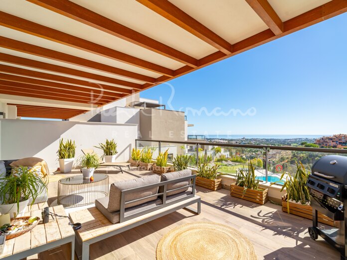 Apartment with panoramic sea and mountain views in Marbella Lake, in Nueva Andalucía