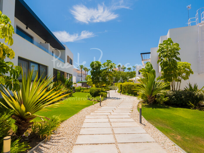 Luminosa y moderna adosada en Los Naranjos en Nueva Andalucía