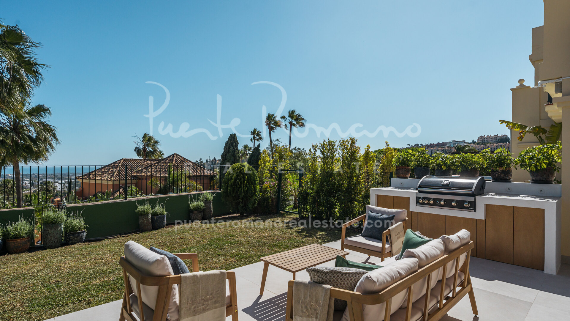 Elegante casa adosada con vistas al mar en La Quinta Hills, Benahavís