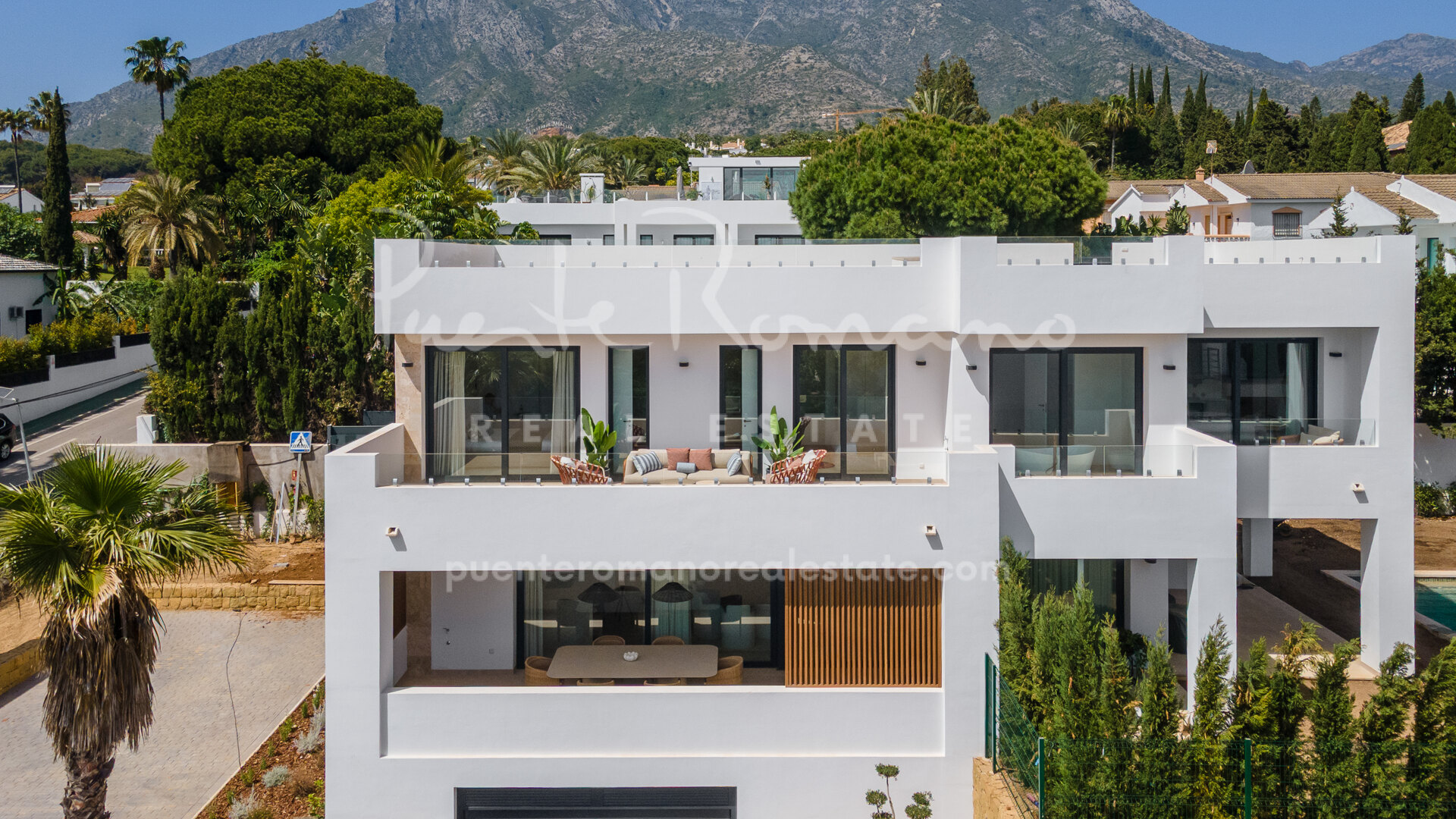 Villas contemporáneas en un complejo cerrado en Nagüeles, Marbella