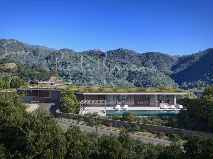 Una villa de diseño único en forma de boomerang con vistas panorámicas en Monte Mayor