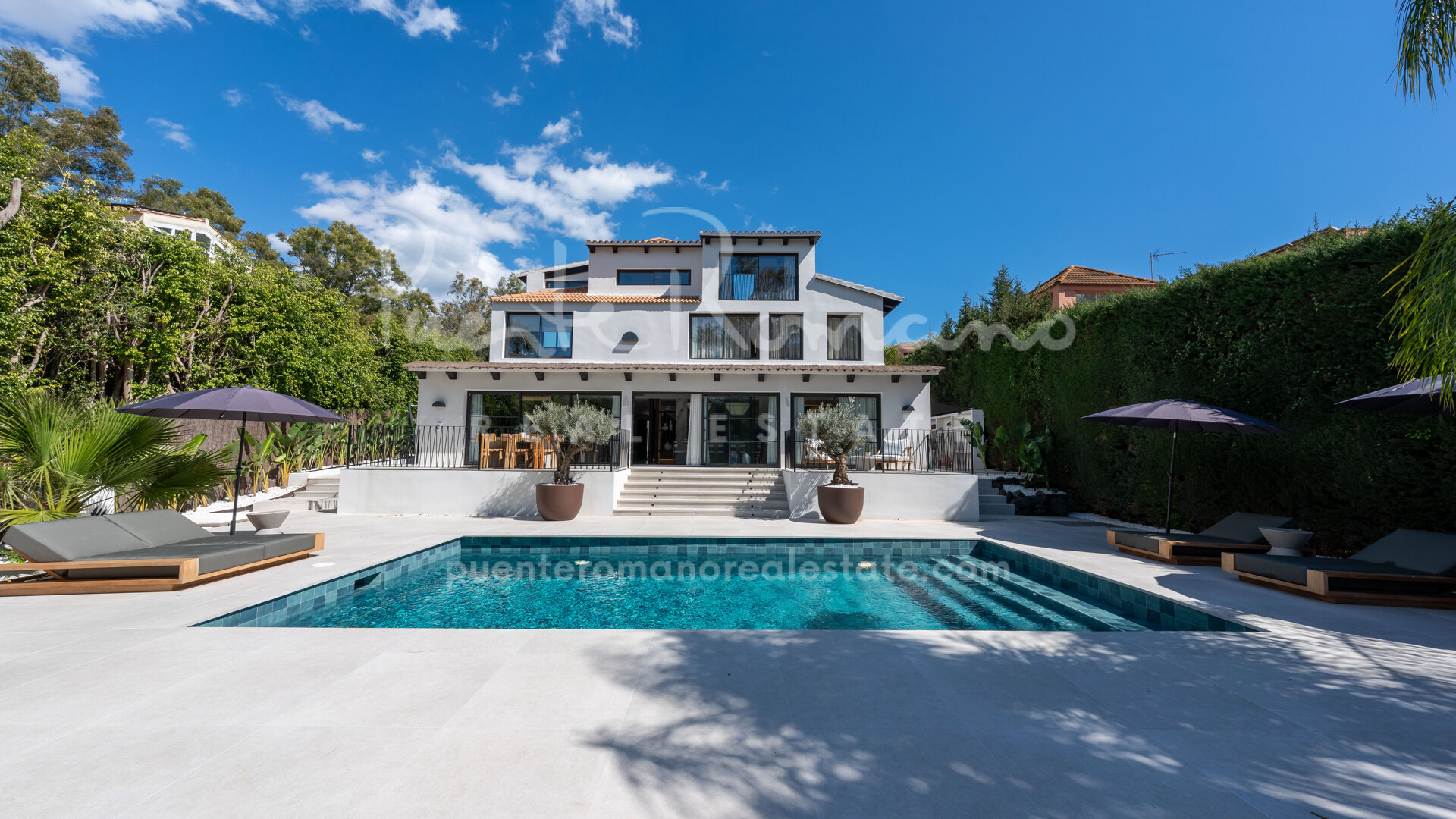 Stunning private villa in a central location in Nueva Andalucía