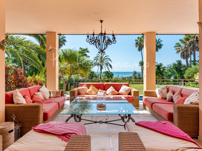 Villa en primera línea de playa con espectaculares vistas al mar sobre y amplia parcela en la Nueva Milla de Oro