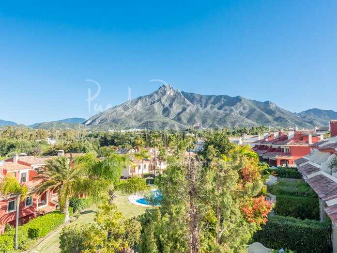 Spectacular townhouse in Arco Iris just steps from Puente Romano and the promenade