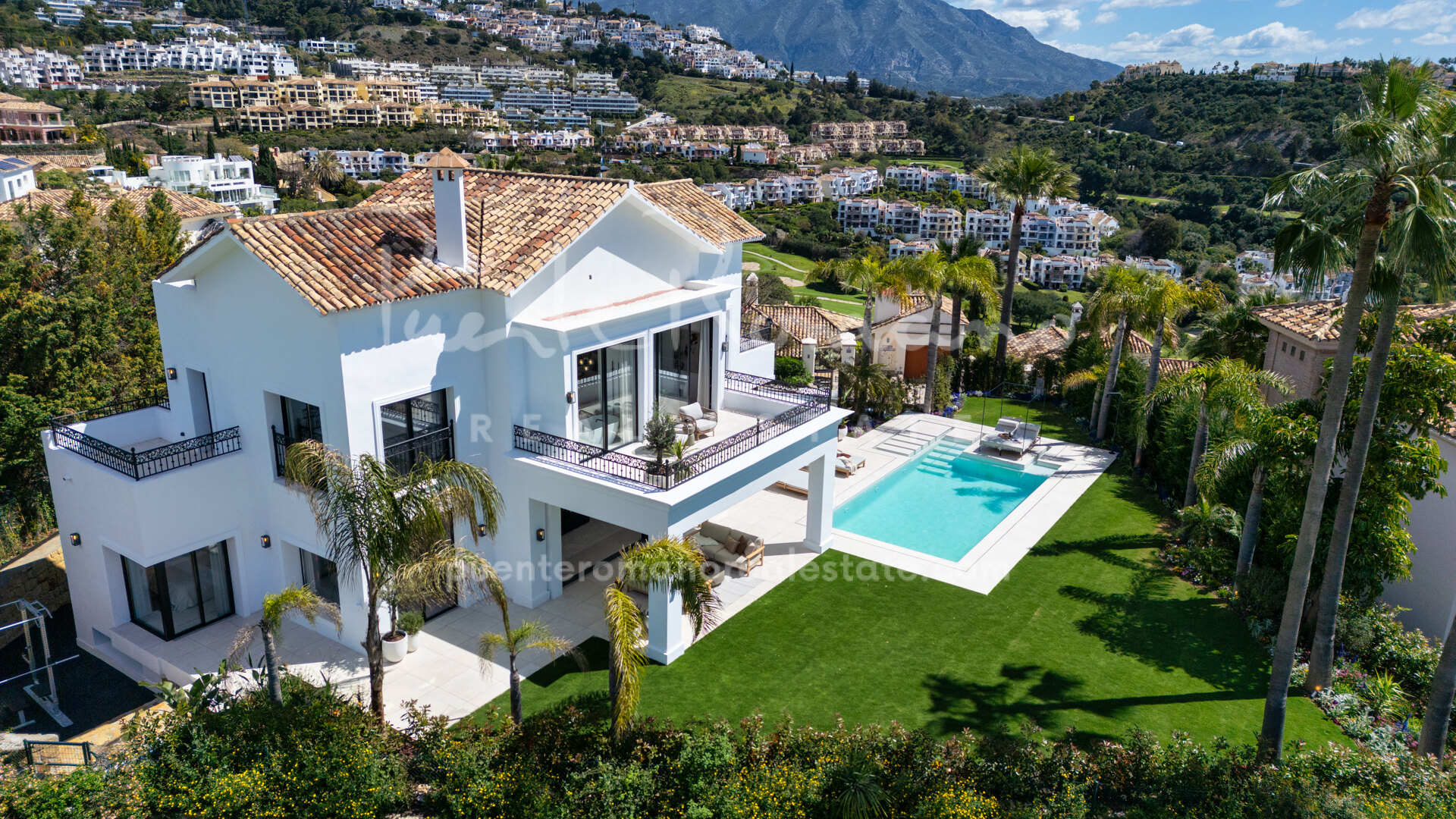 Luxurious villa in Los Arqueros enjoying lovely views