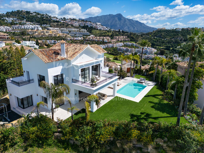 Luxurious villa in Los Arqueros enjoying lovely views